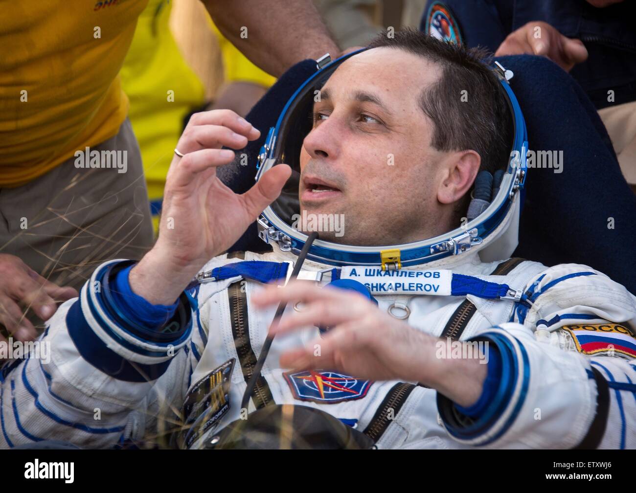 Stazione Spaziale Internazionale Expedition 43 membri dell equipaggio cosmonauta Anton Shkaplerov di l'agenzia Spaziale Federale Russa parla dal telefono satellitare per i momenti in famiglia dopo lo sbarco in una zona remota del Soyuz TMA-15M veicolo spaziale 11 giugno 2015 vicino Zhezkazgan, Kazakistan. L' equipaggio è rientrato dopo più di sei mesi a bordo della Stazione Spaziale Internazionale. Foto Stock