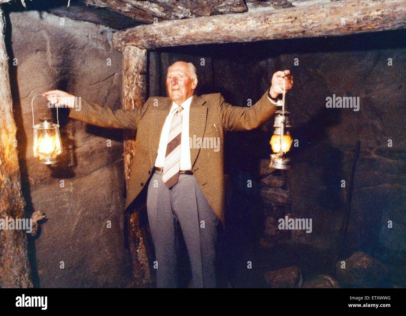 Ex pietra ferro miner Jim Easton, 84, era uno degli ultimi a lasciare la miniera Skinningrove quando è chiuso nel 1958 - e il primo a tornare indietro quando si è aperto come il Tom Leonard Mining Museum. Signor Easton ha lavorato presso la miniera per 35 anni. 11 giugno 1992. Foto Stock