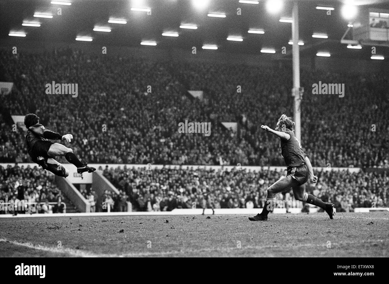 Liverpool 2 v Newcastle United 0 vecchia League Division One ad Anfield. (L'immagine mostra) Paolo Walsh batte il Newcastle detentore di punteggio per Liverpool. 23 Gennaio 1987 Foto Stock