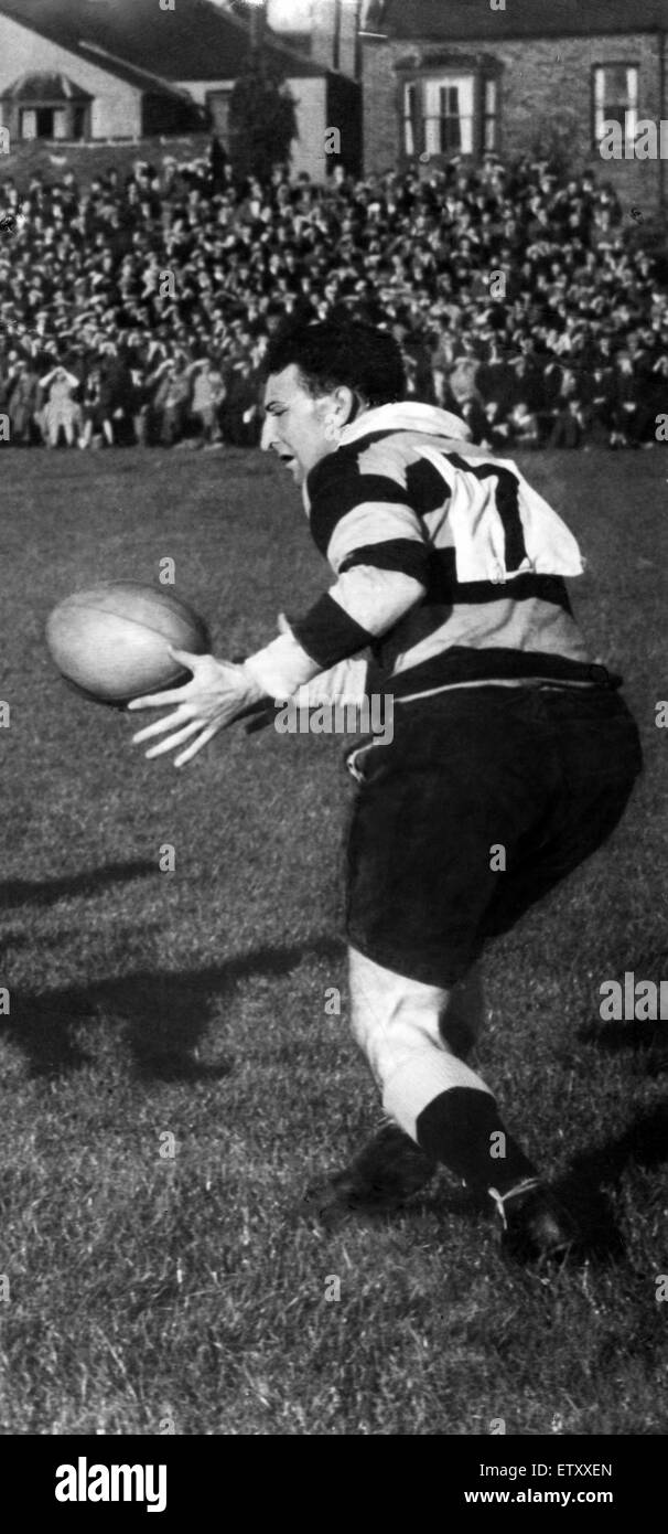 E Cardiff Wales rugby union player Haydn Tanner in azione. Nel 1948 circa. Foto Stock