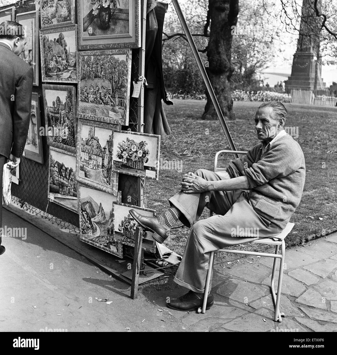 Una mostra di pittura presso il Victoria Embankment Gardens. Londra, 12 maggio 1954. Foto Stock