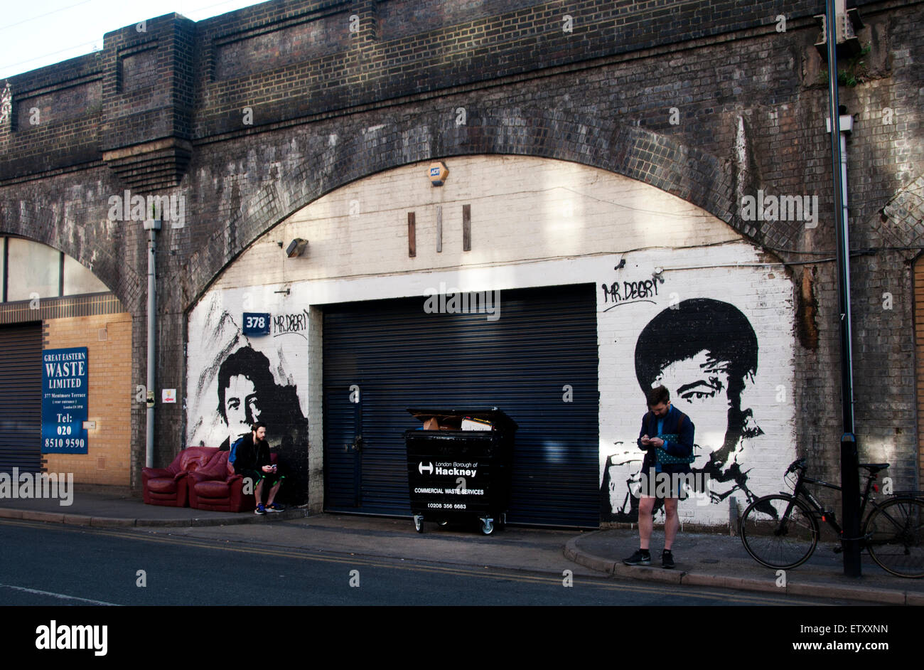 Hackney, Londra. I campi di Londra. Le arcate. Mentmore Terrazza.poltrone, uomini in attesa Foto Stock