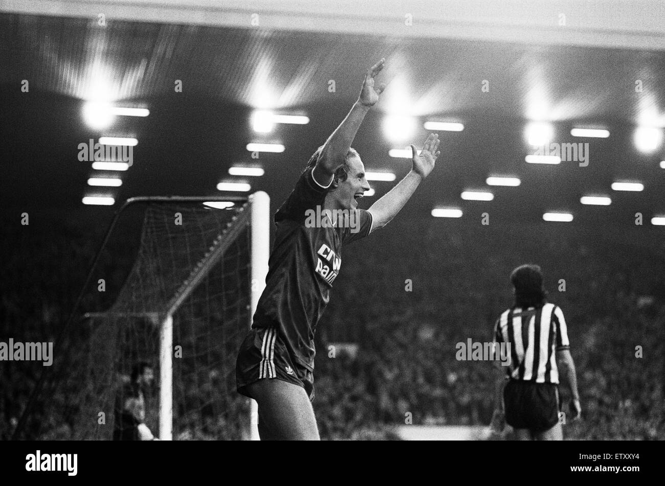 Liverpool 2 v Newcastle United 0 vecchia League Division One ad Anfield. (L'immagine mostra) Paolo celebra Walsh dopo il punteggio. 23 Gennaio 1987 Foto Stock