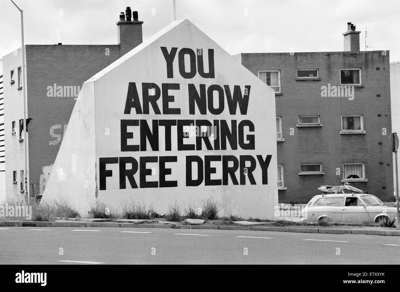 Free Derry Corner, un punto di riferimento nel quartiere Bogside di Derry, Irlanda del Nord, che si trova nell'intersezione del Lecky Road, Rossville Street e Fahan Street. Londonderry, Irlanda del Nord, 8 marzo 1984. Segno sulla parete, si sta ora entrando FRE Foto Stock