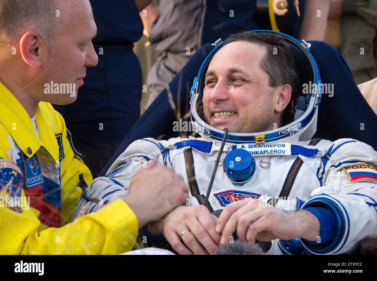 Stazione Spaziale Internazionale Expedition 43 membri dell equipaggio cosmonauta Anton Shkaplerov di l'agenzia Spaziale Federale Russa sorrisi momenti dopo lo sbarco in una zona remota del Soyuz TMA-15M veicolo spaziale 11 giugno 2015 vicino Zhezkazgan, Kazakistan. L' equipaggio è rientrato dopo più di sei mesi a bordo della Stazione Spaziale Internazionale. Foto Stock