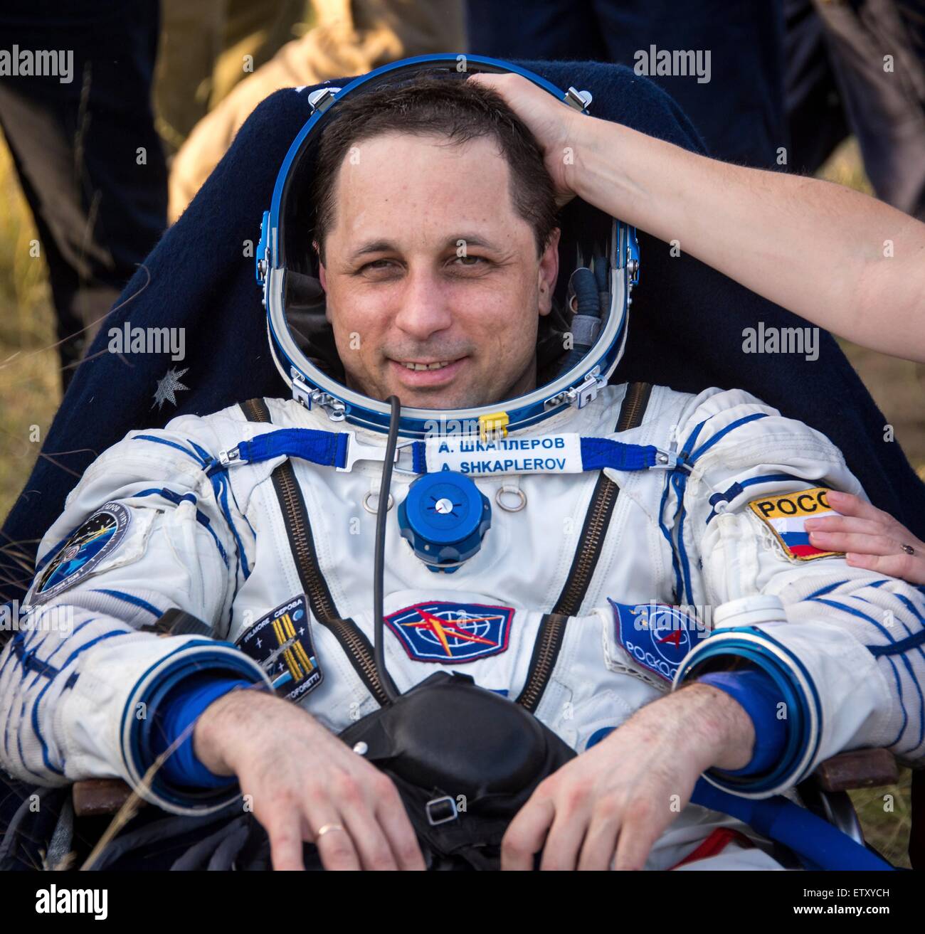 Stazione Spaziale Internazionale Expedition 43 membri dell equipaggio cosmonauta Anton Shkaplerov di l'agenzia Spaziale Federale Russa sorrisi momenti dopo lo sbarco in una zona remota del Soyuz TMA-15M veicolo spaziale 11 giugno 2015 vicino Zhezkazgan, Kazakistan. L' equipaggio è rientrato dopo più di sei mesi a bordo della Stazione Spaziale Internazionale. Foto Stock