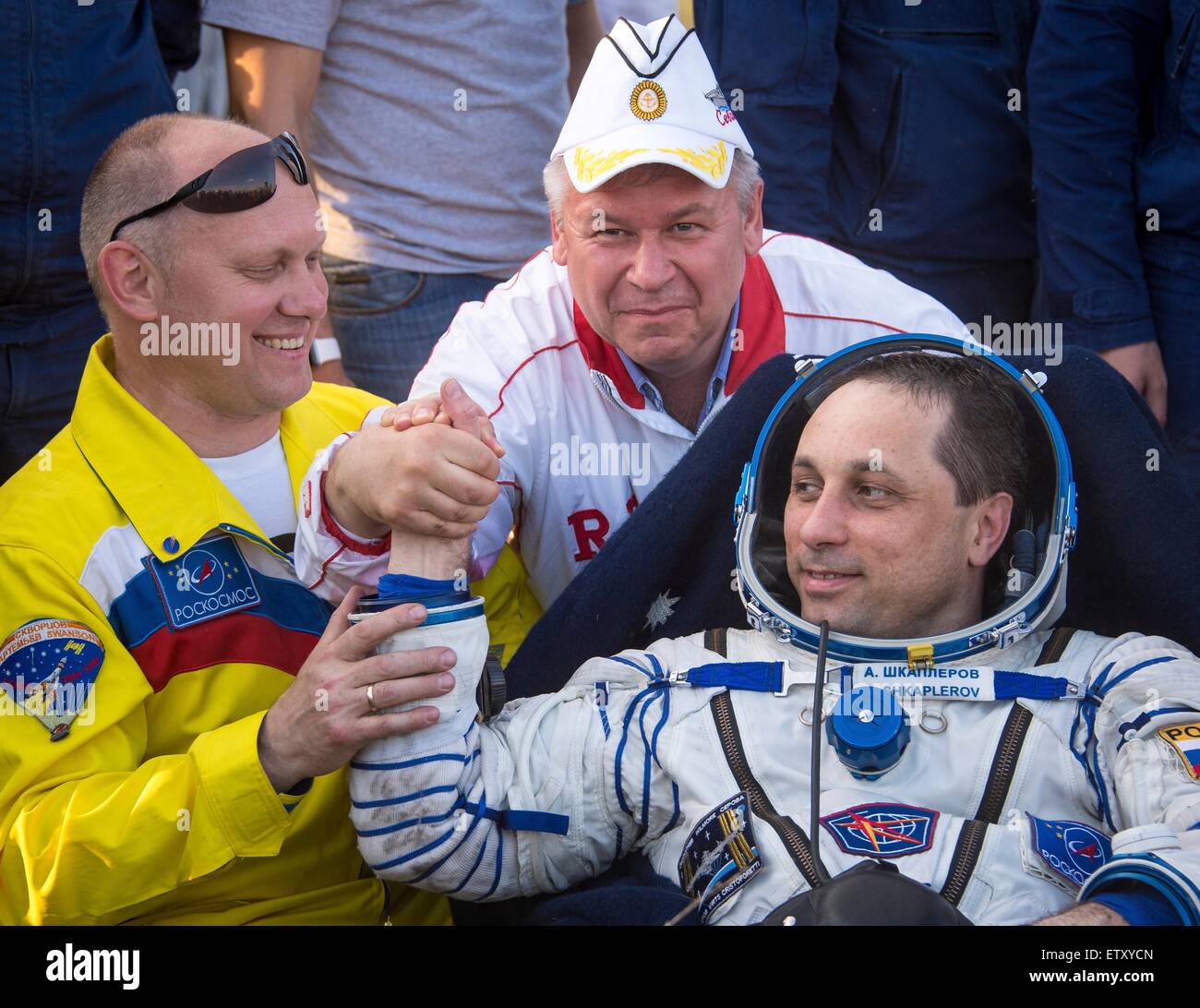 Stazione Spaziale Internazionale Expedition 43 membri dell equipaggio cosmonauta Anton Shkaplerov di l'agenzia spaziale federale russa è accolto momenti dopo lo sbarco in una zona remota del Soyuz TMA-15M veicolo spaziale 11 giugno 2015 vicino Zhezkazgan, Kazakistan. L' equipaggio è rientrato dopo più di sei mesi a bordo della Stazione Spaziale Internazionale. Foto Stock