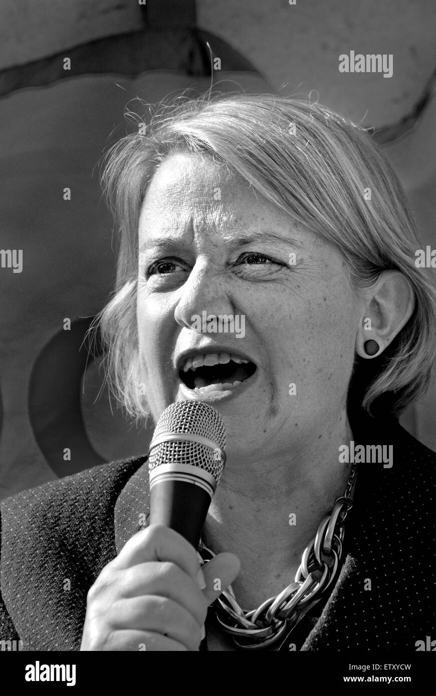 Natalie Bennett (leader, il Partito dei Verdi di Inghilterra e Galles) parlando a Londra la protesta contro i tagli in aiuto legale, 2014 Foto Stock