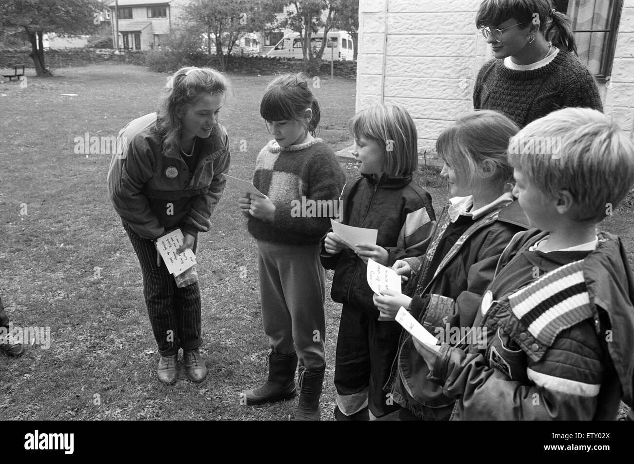 La consapevolezza di autunno... Kirklees Consiglio Ambiente della consapevolezza officer, Philippa Rowley, chat per i giovani durante l'autunno Antics - un bosco Drama Workshop - a Denby Dale Centro Giovanile. Le buffonate ha dato ai bambini la possibilità di imparare circa l'energia in ambi Foto Stock