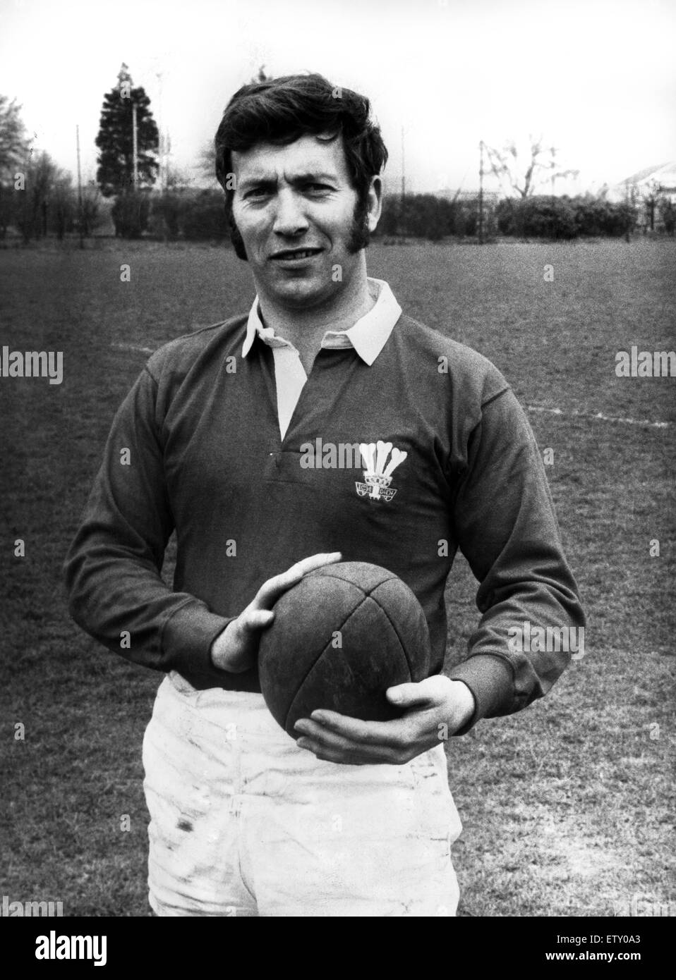 Il Galles internazionale di rugby union player John Dawes raffigurato all Lampton completo scuola, dove lavora come capo del Dipartimento di chimica. Il 31 marzo 1971. Foto Stock