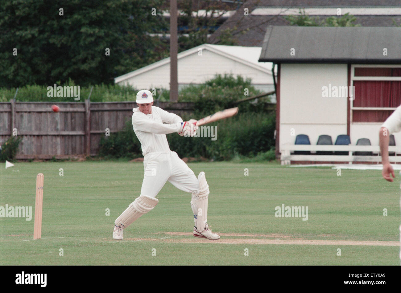 Billingham Synphonia V Marske, cricket a Billingham. Billingham Pro Ryan Miller in azione di battuta contro Marske. Il 3° luglio 1993. Foto Stock