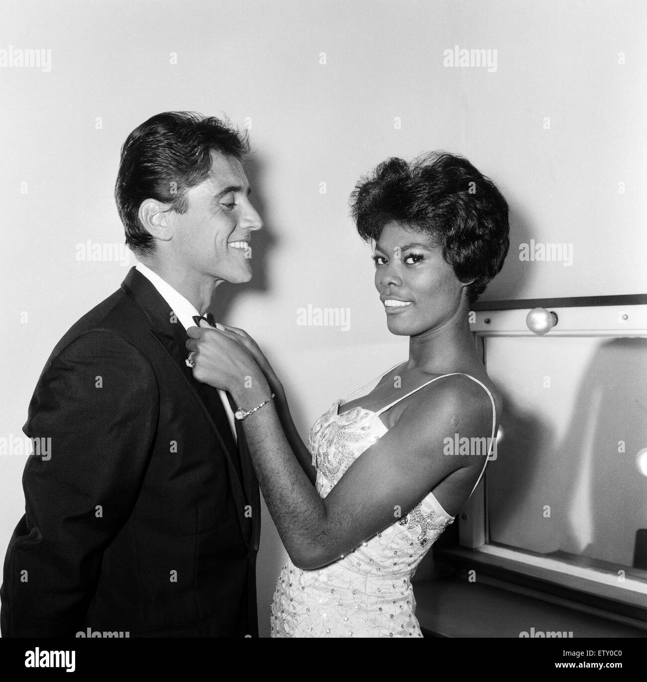 Sacha Distel e Dionne Warwick presso la BBC TV Theatre, Shepherd's Bush, Londra. Essi erano lì a comparire in Billy nastro in cotone mostra serie. Il 21 settembre 1964. Foto Stock