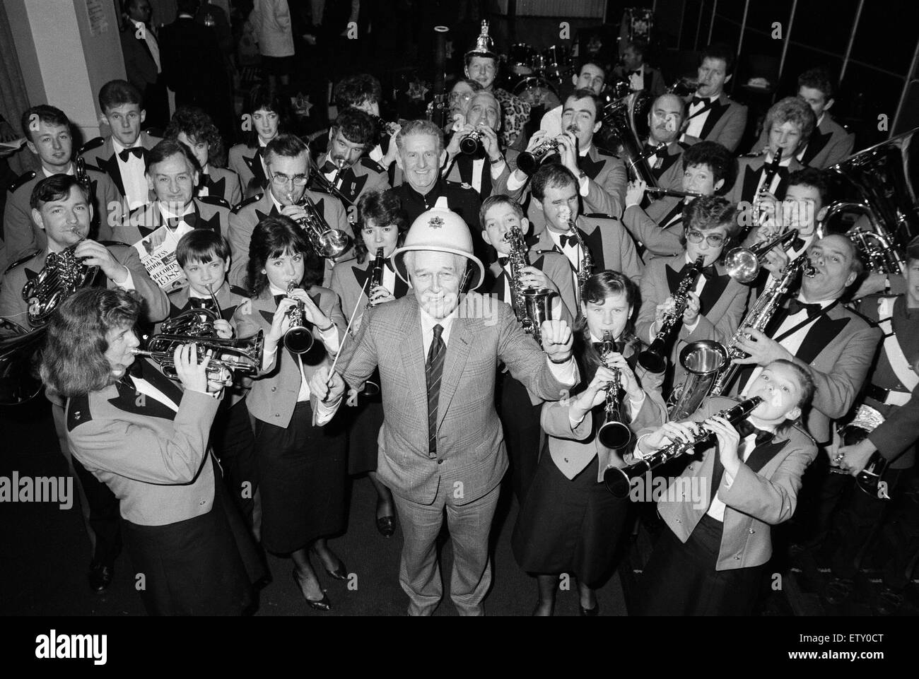 Norris McWhirter co-fondatore del Guinness dei primati insieme al fratello Ross, raffigurato con il West Midlands Fire Service band dopo hanno portato a termine una maratona 102 ore, 43 minuti e 43 secondi del tempo di riproduzione al NEC di Birmingham. Egli pres Foto Stock