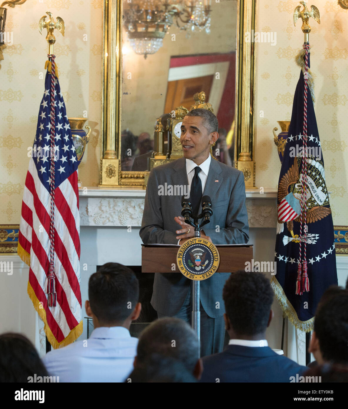 Il Presidente degli Stati Uniti Barack Obama parla ai partecipanti alla Casa Bianca mentoring e Leadership cerimonia di laurea, lunedì, 15 giugno 2015 nella camera blu della Casa Bianca a Washington DC il programma che comprende più di due dozzine di giovani da Washington, DC, Maryland e Virginia area metropolitana, è finalizzato alla realizzazione di un impatto concreto su di un gruppo di giovani fornendo loro con il mentoring, consigli, incoraggiamento e esposizione a nuove opportunità. Il programma si collega gli allievi con dipendenti che lavorano in casa bianca e in tutta l'amministrazione. Credito: Giovanni Harrin Foto Stock