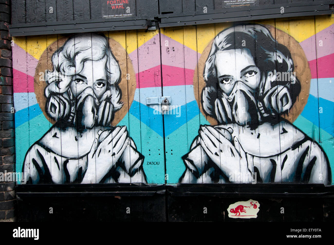 Brick Lane. Arte di strada da Zabou che mostra due donne con maschere e bombolette spray Foto Stock