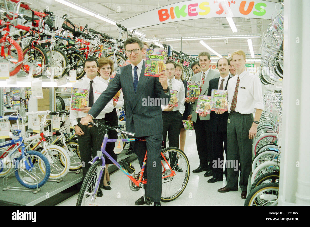 New Toys R Us Shop per aprire a Teesside Shopping Park, Sandown modo, Stockton on Tees. Nella foto, MD di Toys R Us, contiene fino Teenage Mutant Ninja tartarughe merchandise, XX SETTEMBRE 1990. Foto Stock