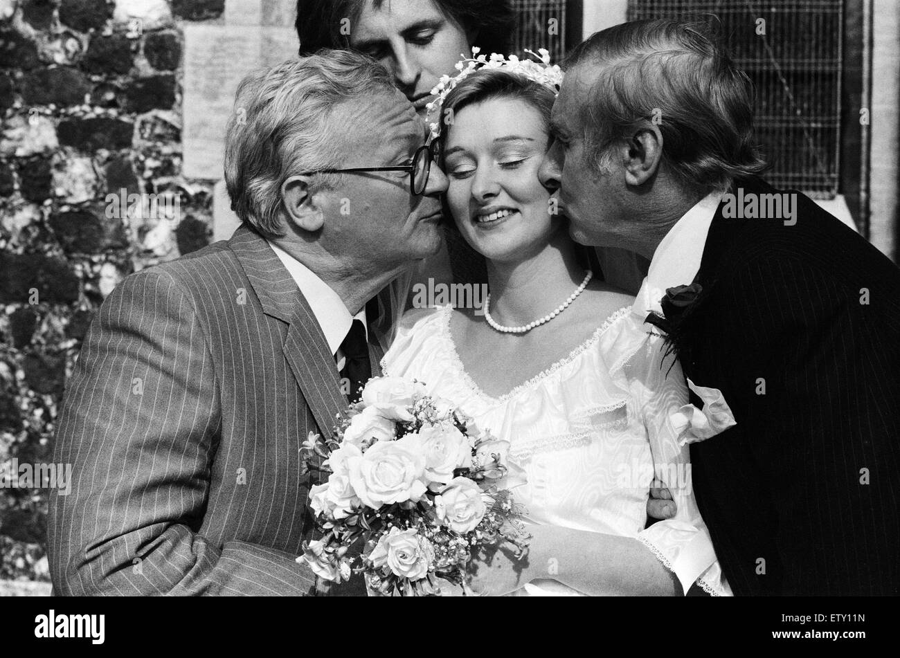 Il matrimonio di Spike Milligan figlia del Sile a Willie bianco. Spike Milligan e Harry Secombe kising Sile sulla guancia. La chiesa della Vergine Maria, Monken Hadley, Barnet, London. Il 14 aprile 1984. Foto Stock