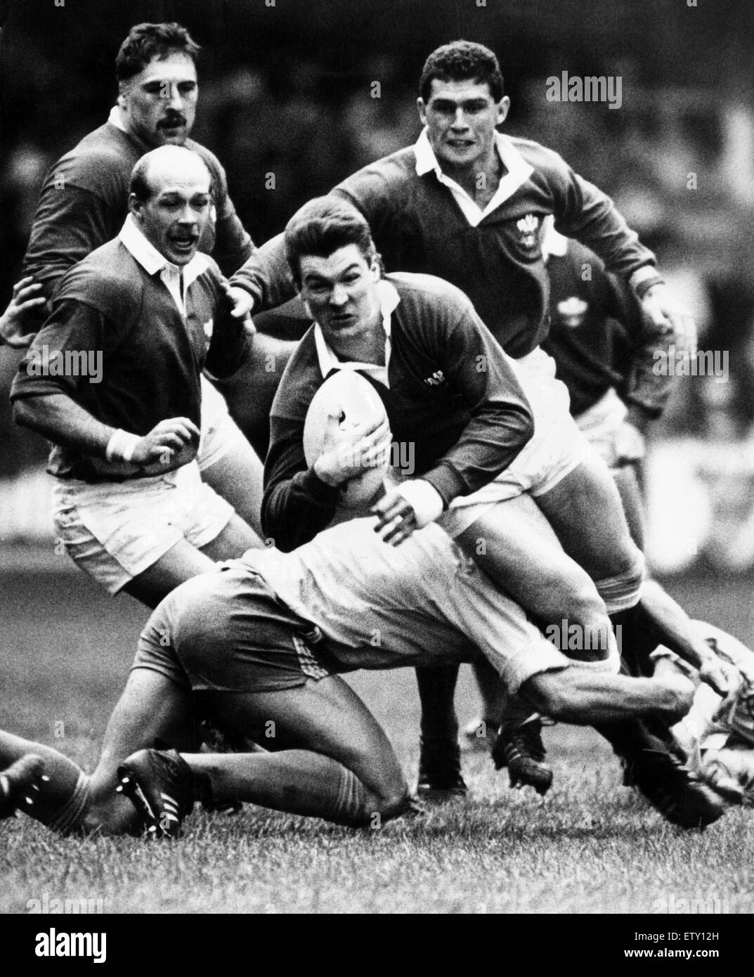 Il Galles v Romania Rugby Union international corrispondono a Cardiff Arms Park. John Deverux del Galles è fermato nella sua tracce. Il 10 dicembre 1988. Foto Stock