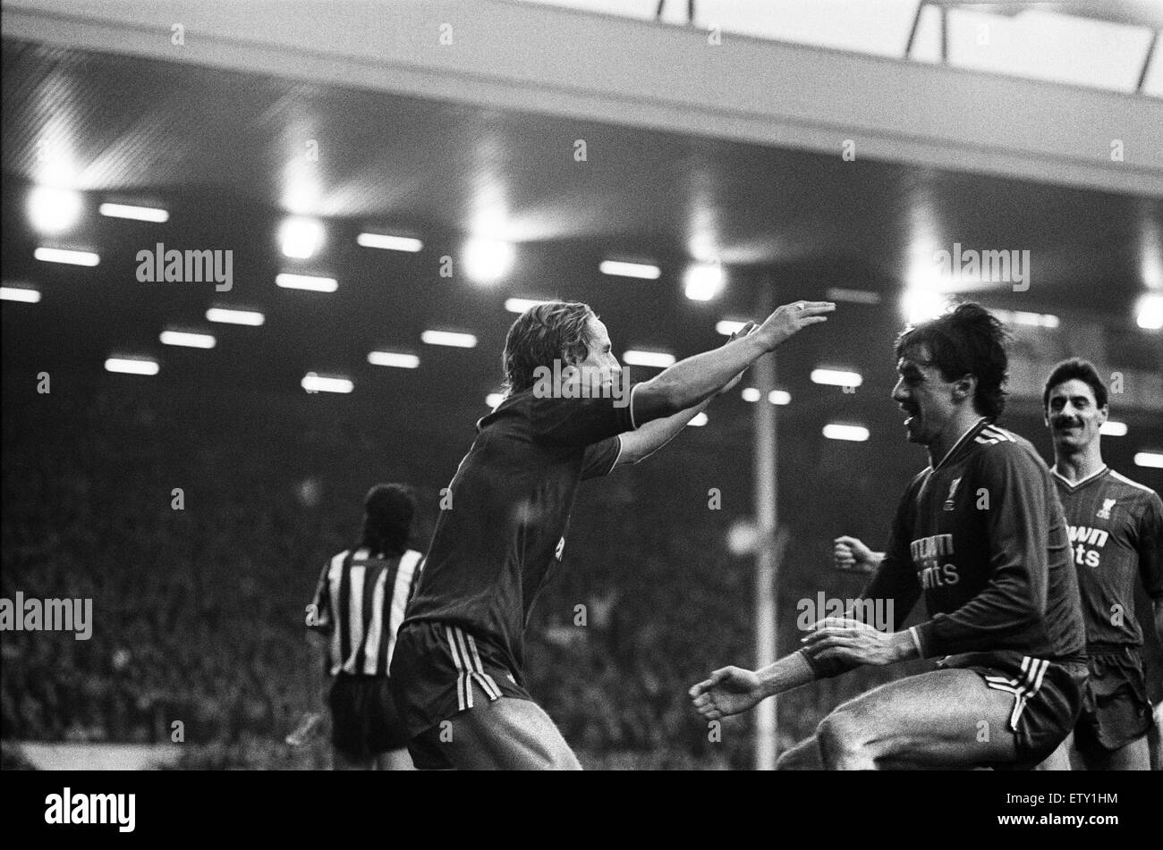 Liverpool 2 v Newcastle United 0 vecchia League Division One ad Anfield. (L'immagine mostra) Mark Lawrenson (destra) si congratula con Paolo Walsh dopo il punteggio.. 23 Gennaio 1987 Foto Stock