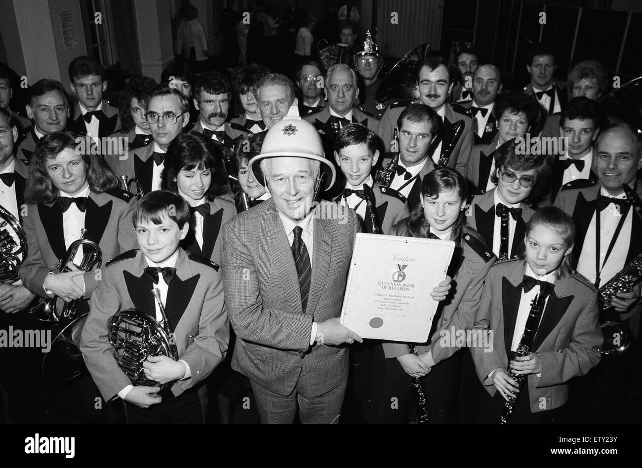 Norris McWhirter co-fondatore del Guinness dei primati insieme al fratello Ross, presenta il West Midlands Fire Service band con un certificato dopo aver completato una maratona 102 ore, 43 minuti e 43 secondi del tempo di riproduzione al NEC di Birmin Foto Stock