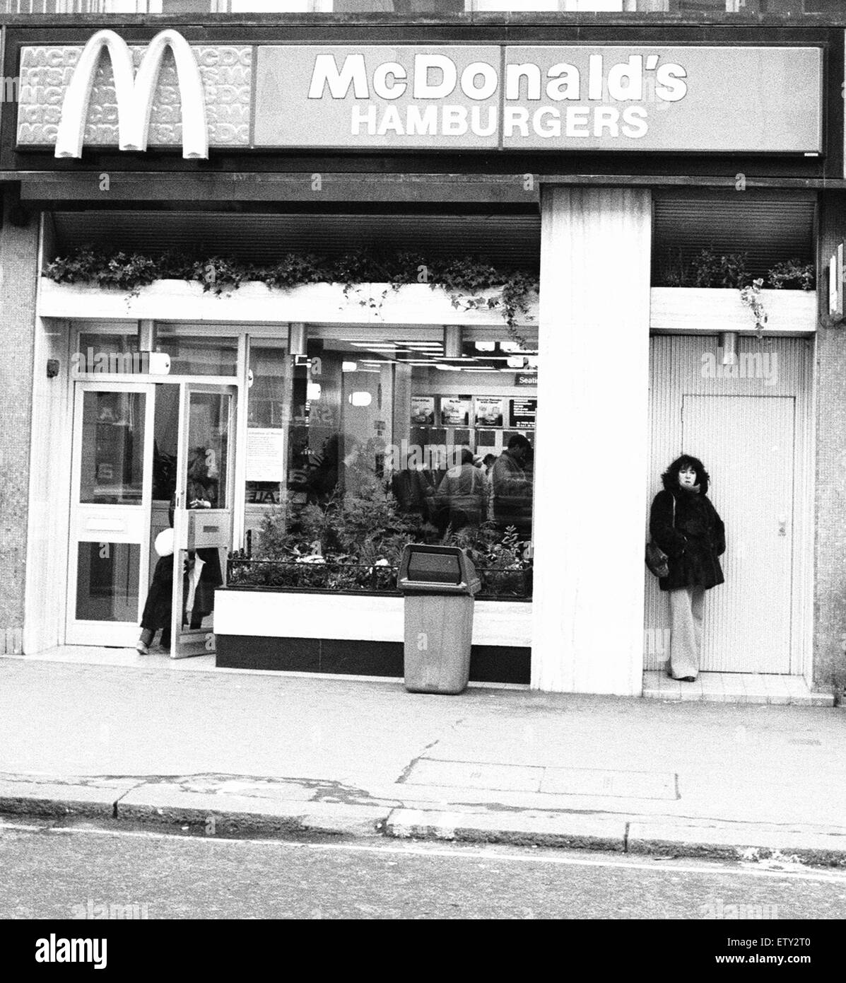 McDonald's hamburger cafe nel west end di Londra apre la porta. 11 Gennaio 1980 Foto Stock