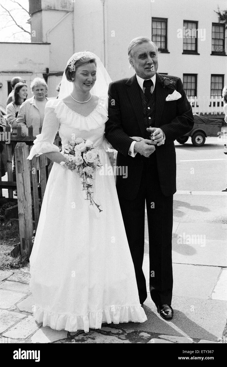 Il matrimonio di Spike Milligan della figlia Sile Milligan sarà bianco. La chiesa della Vergine Maria, Monken Hadley, Barnet, London. Il 14 aprile 1984. Foto Stock