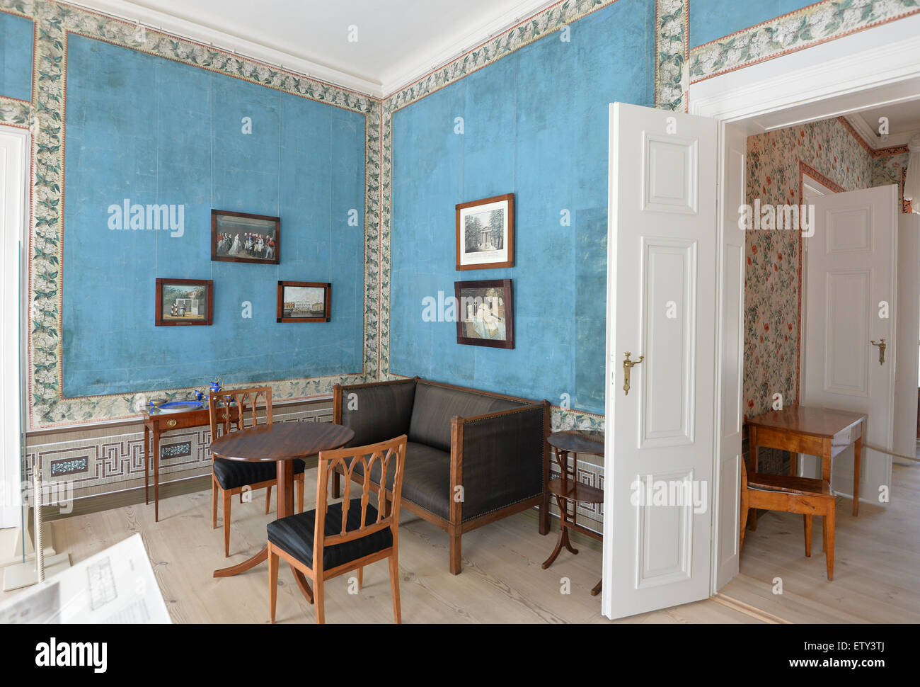 Paretz, Germania. 09 Giugno, 2015. La camera blu di Paretz Palace in Paretz, Germania, 09 giugno 2015. Architetto David Gilly ha avuto il castello costruito per Federico Guglielmo III di Prussia e di sua moglie Luise. Foto: Bernd Settnik/dpa/Alamy Live News Foto Stock