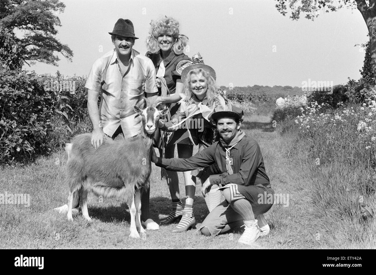 Rentaghost, BBC per bambini programma televisivo. Cast foto di filmare scene all'aperto con nuovo personaggio, Nanny la capra, Barnham, Bucks, 8 giugno 1983. Attori, Edward Brayshaw, Sue Nicholls, Molly Weir e Michael Staniforth. Foto Stock