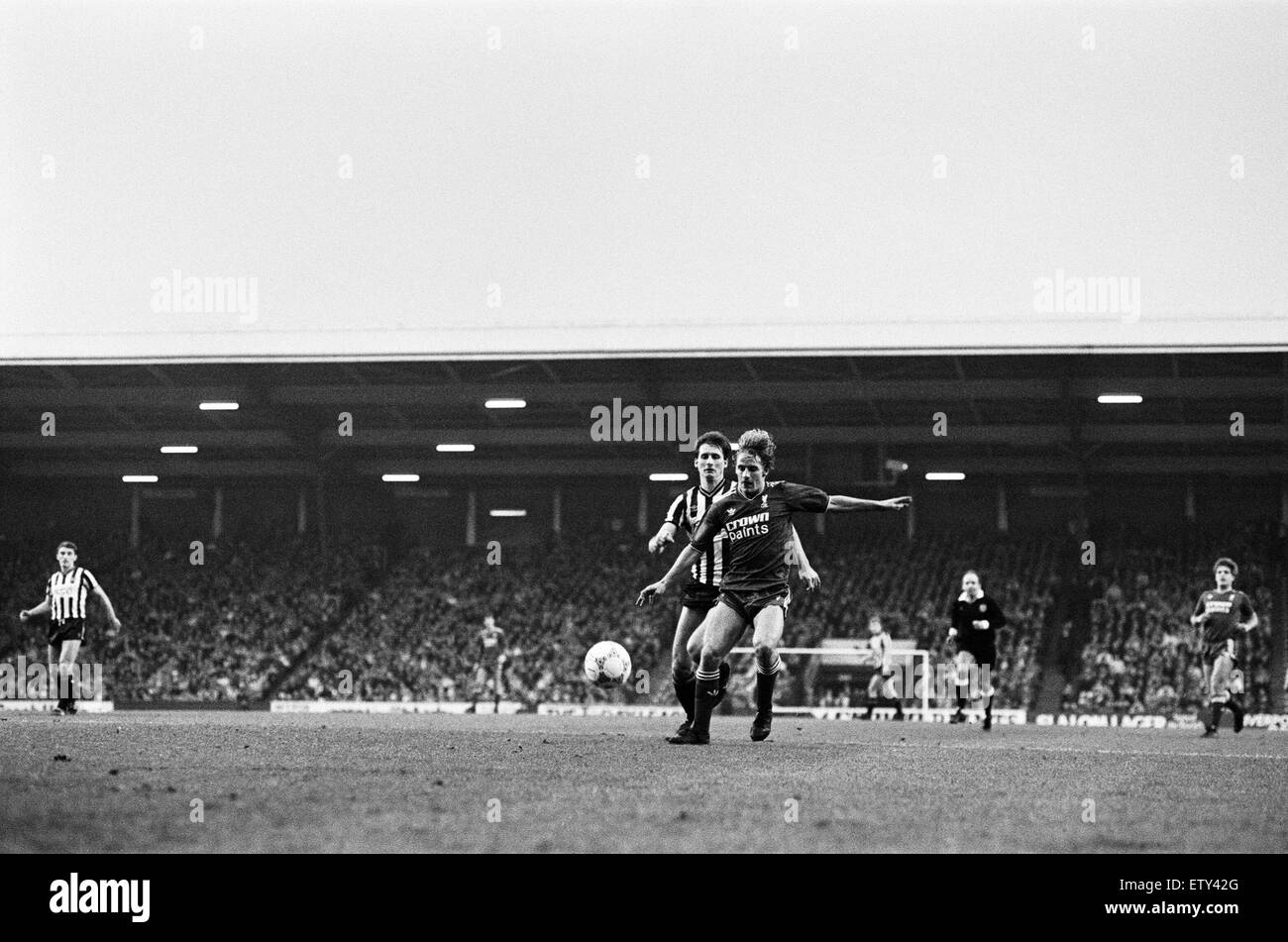 Liverpool 2 v Newcastle United 0 Vecchia League Division One ad Anfield. (L'immagine mostra) Paolo Walsh (destra) in azione. 23 Gennaio 1987 Foto Stock