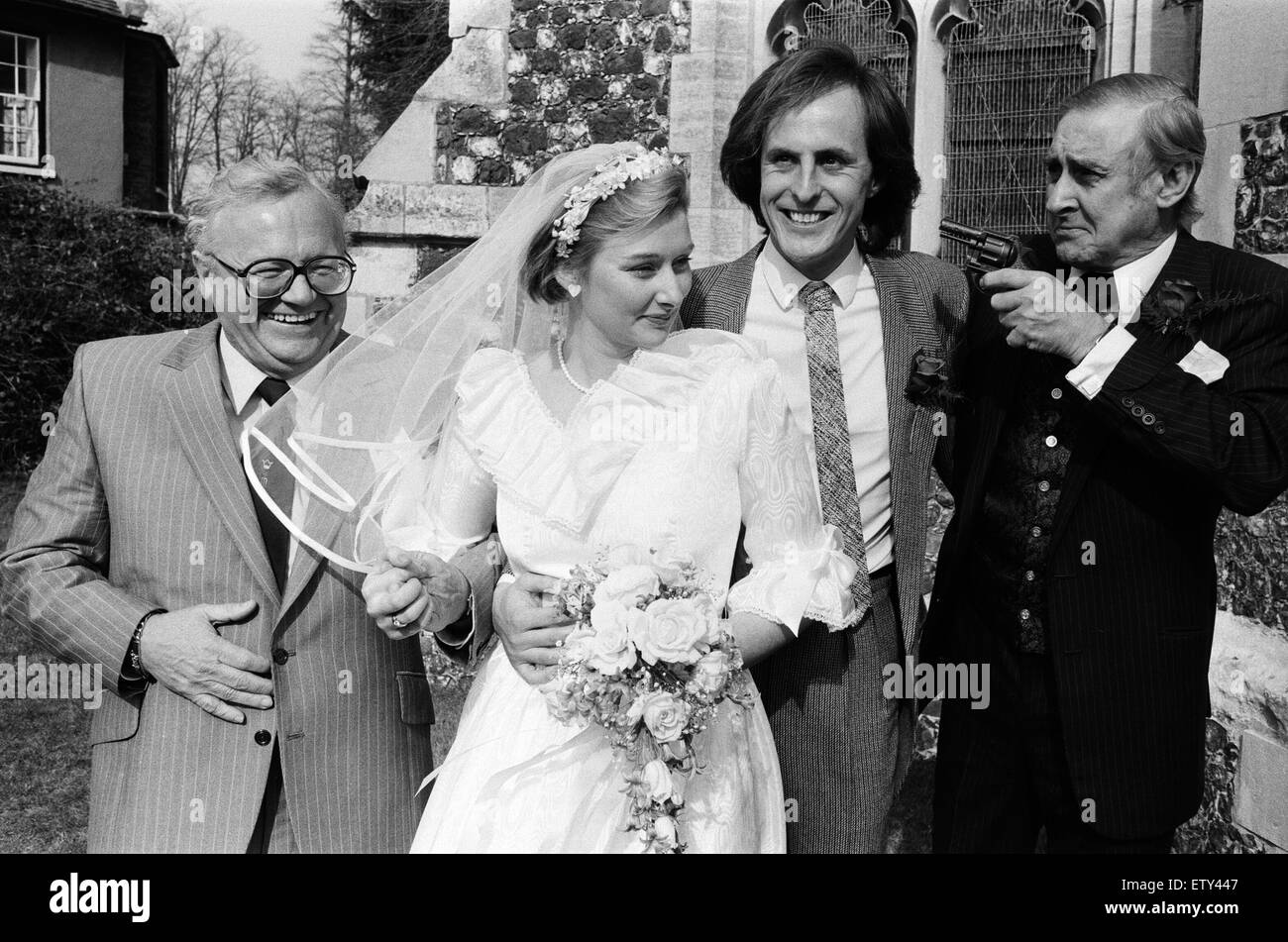 Il matrimonio di Spike Milligan figlia del Sile a Willie bianco. Spike Milligan avente uno scherzo con una pistola-giocattolo, raffigurato è Harry Secombe. La chiesa della Vergine Maria, Monken Hadley, Barnet, London. Il 14 aprile 1984. Foto Stock