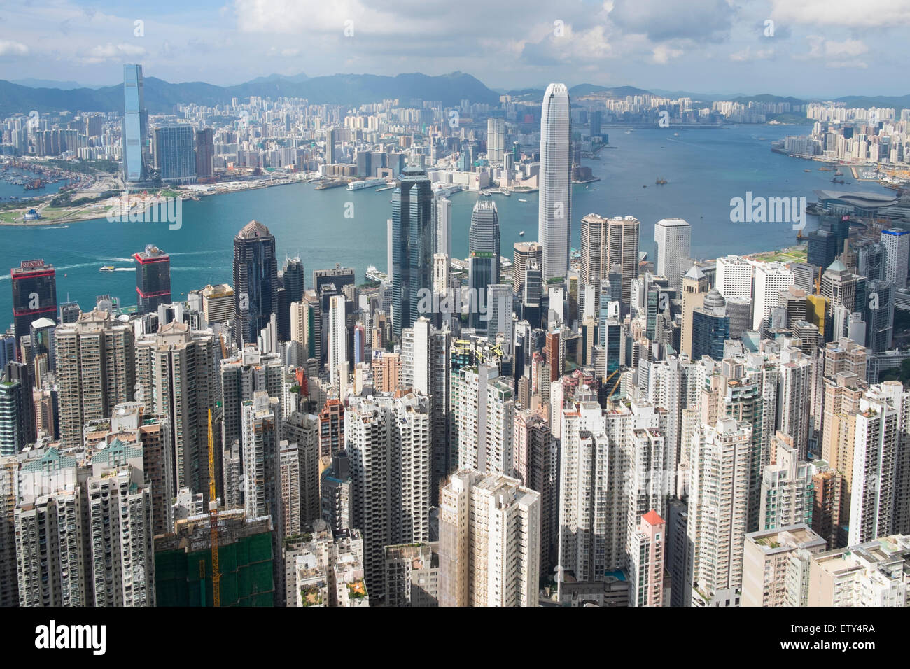 Giorno skyline di Hong Kong e del porto di Victoria dal picco in un giorno chiaro Foto Stock