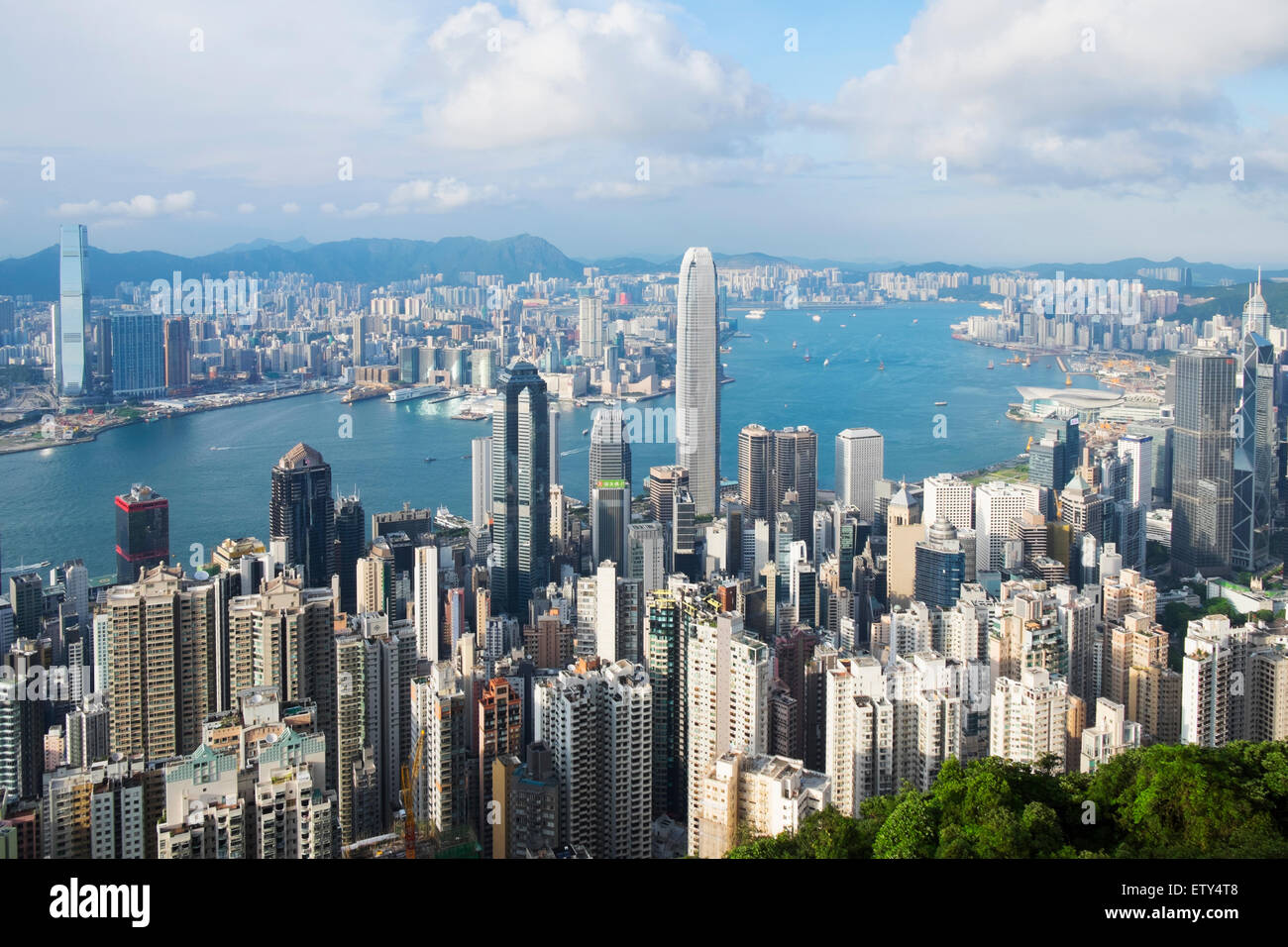 Giorno skyline di Hong Kong e del porto di Victoria dal picco in un giorno chiaro Foto Stock