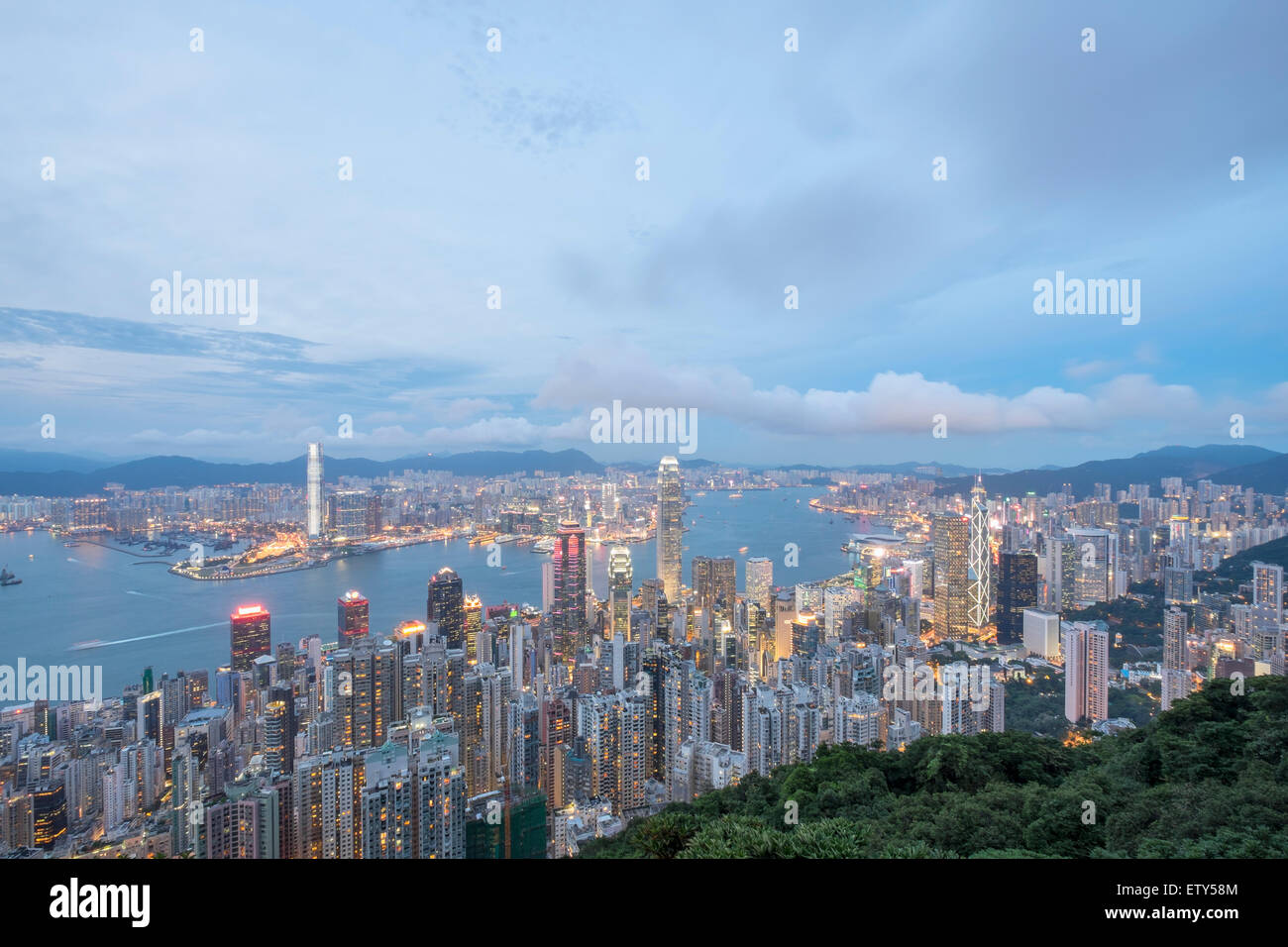 Crepuscolo skyline di Hong Kong e del porto di Victoria dal picco in un giorno chiaro Foto Stock