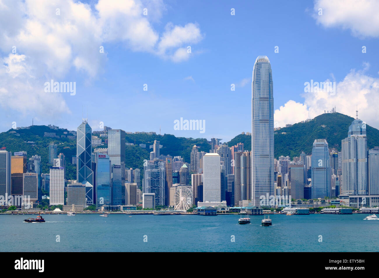 Giorno skyline di grattacieli di Hong Kong da Kowloon in un giorno chiaro Foto Stock