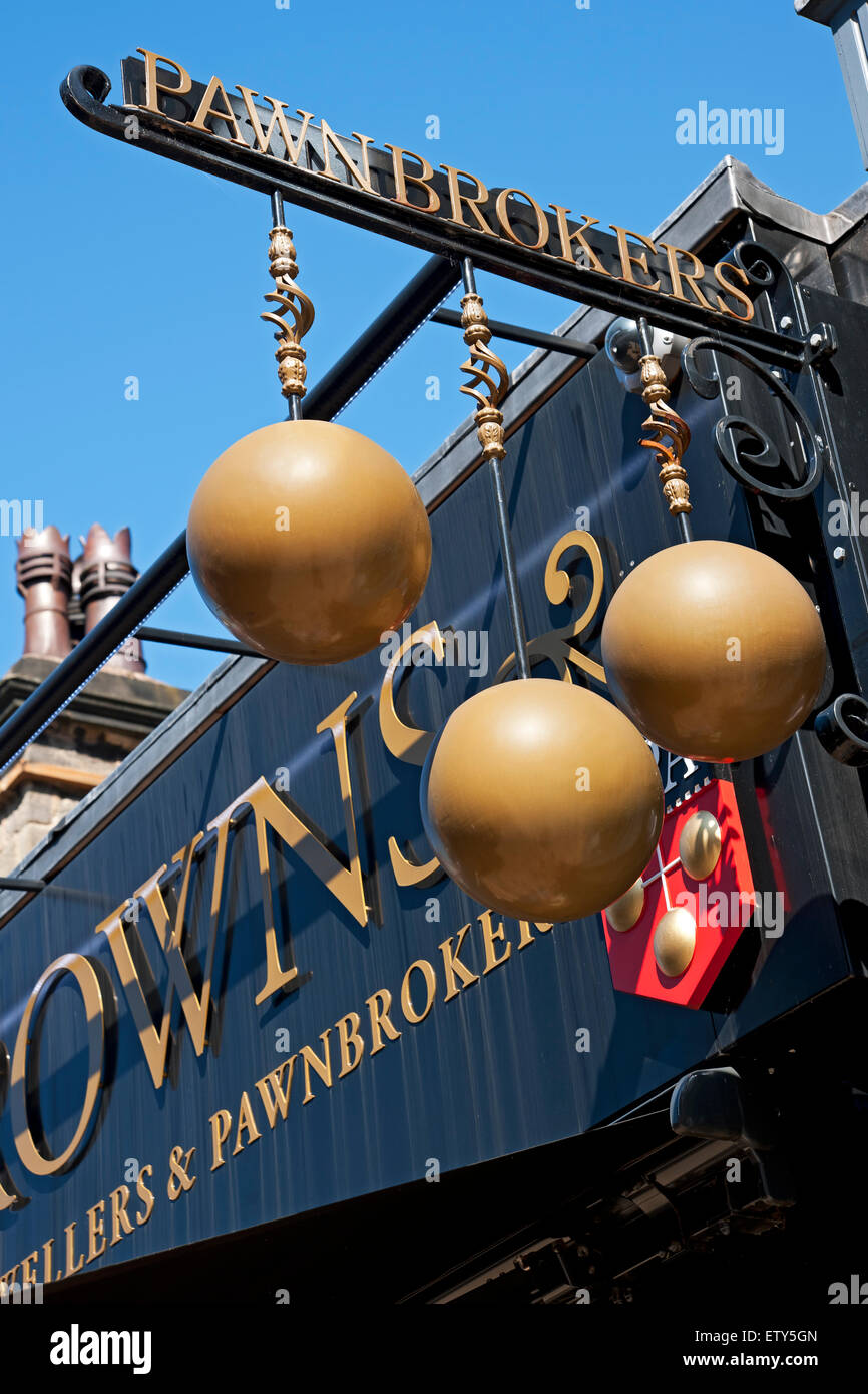 Primo piano del tradizionale cartellone dei pewnbrokers al di fuori del negozio all'esterno del North Yorkshire Inghilterra Regno Unito Regno Unito Gran Bretagna Foto Stock