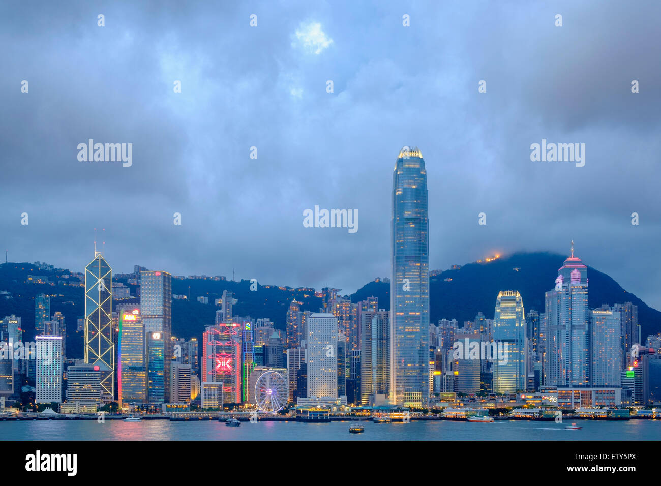 Crepuscolo skyline di grattacieli di Hong Kong da Kowloon in un giorno chiaro Foto Stock