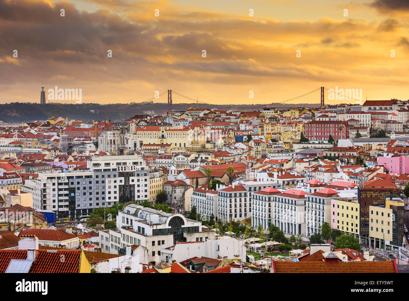 Lisbona, Portogallo skyline al tramonto. Foto Stock
