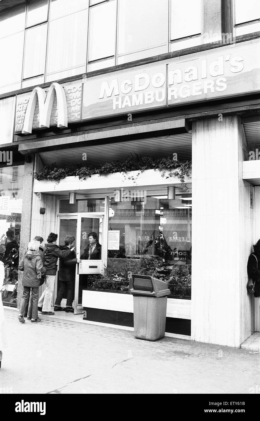 McDonald's hamburger cafe nel west end di Londra apre la porta. 11 Gennaio 1980 Foto Stock