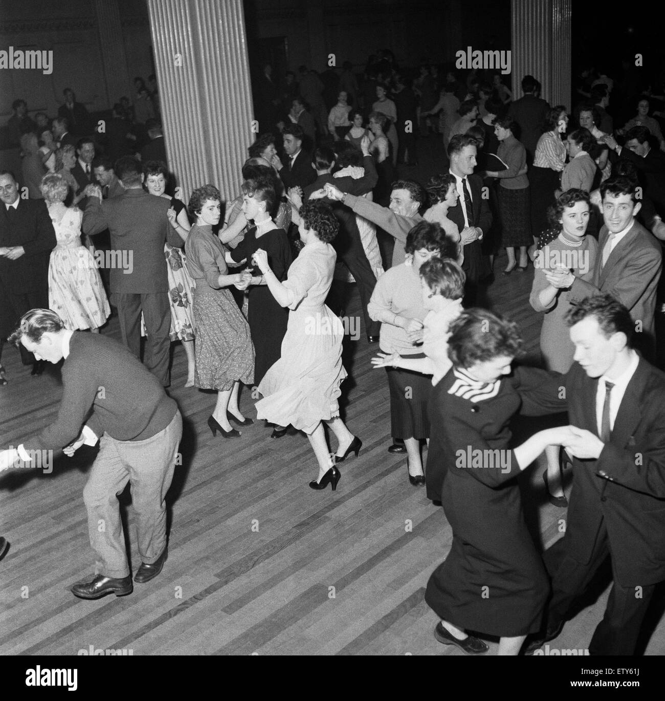 Manchester rock and roll tifosi competere per i biglietti in Daily Mirror è Bill Haley Contest al Belle Vue. 7 febbraio 1957. Foto Stock