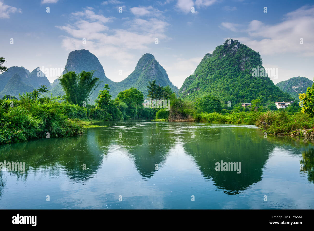Yangshuo, Paesaggio Carsico della Cina paesaggio di montagna. Foto Stock