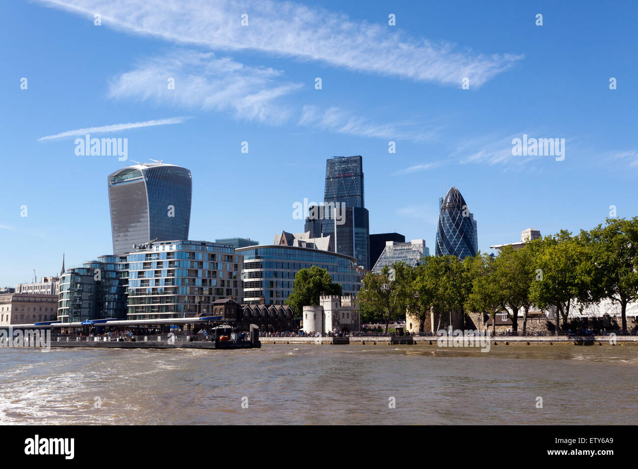 Vista dal fiume Tamigi, guardando verso la Torre di Londra, Tower Place e la City di Londra il quartiere finanziario. Foto Stock
