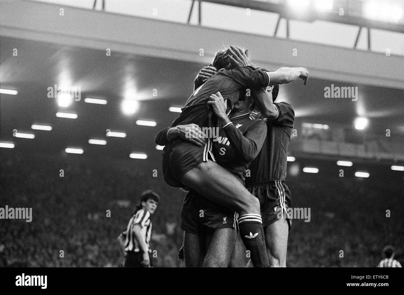 Liverpool 2 v Newcastle United 0 Vecchia League Division One ad Anfield. (L'immagine mostra) Mark Lawrenson,Paolo Walsh e Ian Rush celebrando Paolo obiettivo. 23 Gennaio 1987 Foto Stock