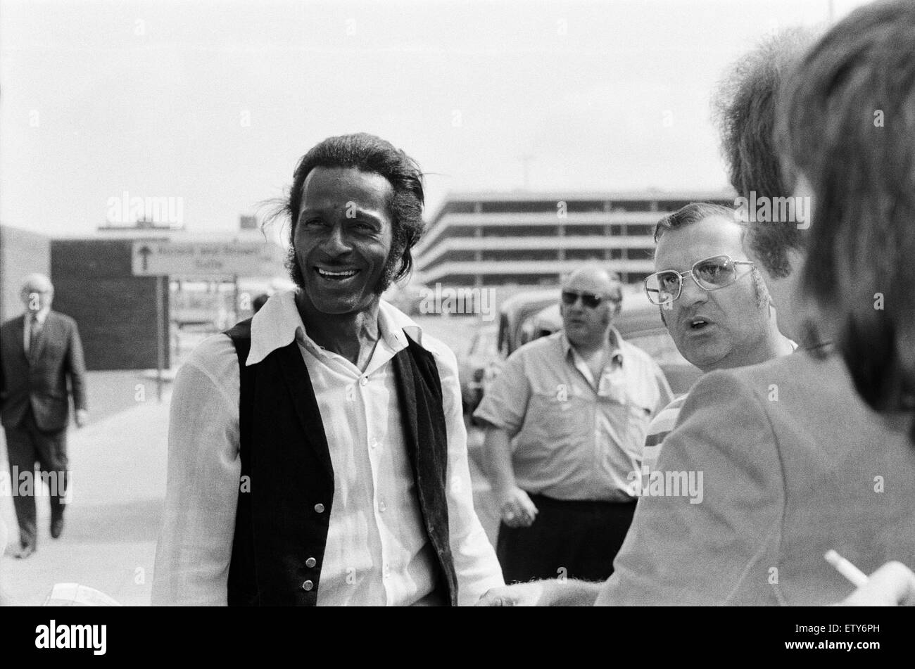 Chuck Berry arrivando all'aeroporto di Heathrow di Londra. Il 3 agosto 1972. Foto Stock