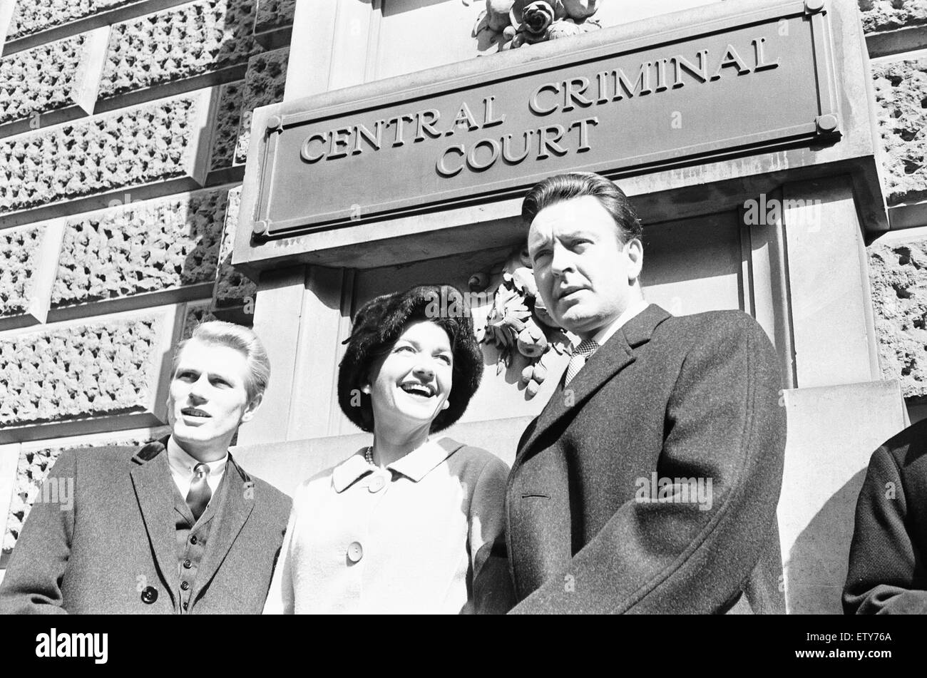 Adam Fede (sinistra), Anne Baxter e Donald Sinden pongono al di fuori del centro di Corte penale dopo le riprese le scene dei film 'Mix me una persona". Il 29 aprile 1969 Foto Stock