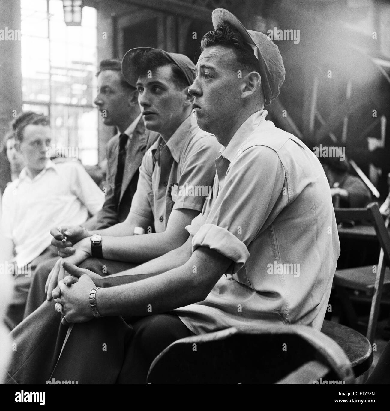 Annoiati ragazzi guardando un concerto al butlins holiday camp di Filey, North Yorkshire. Il 30 luglio 1954. Foto Stock