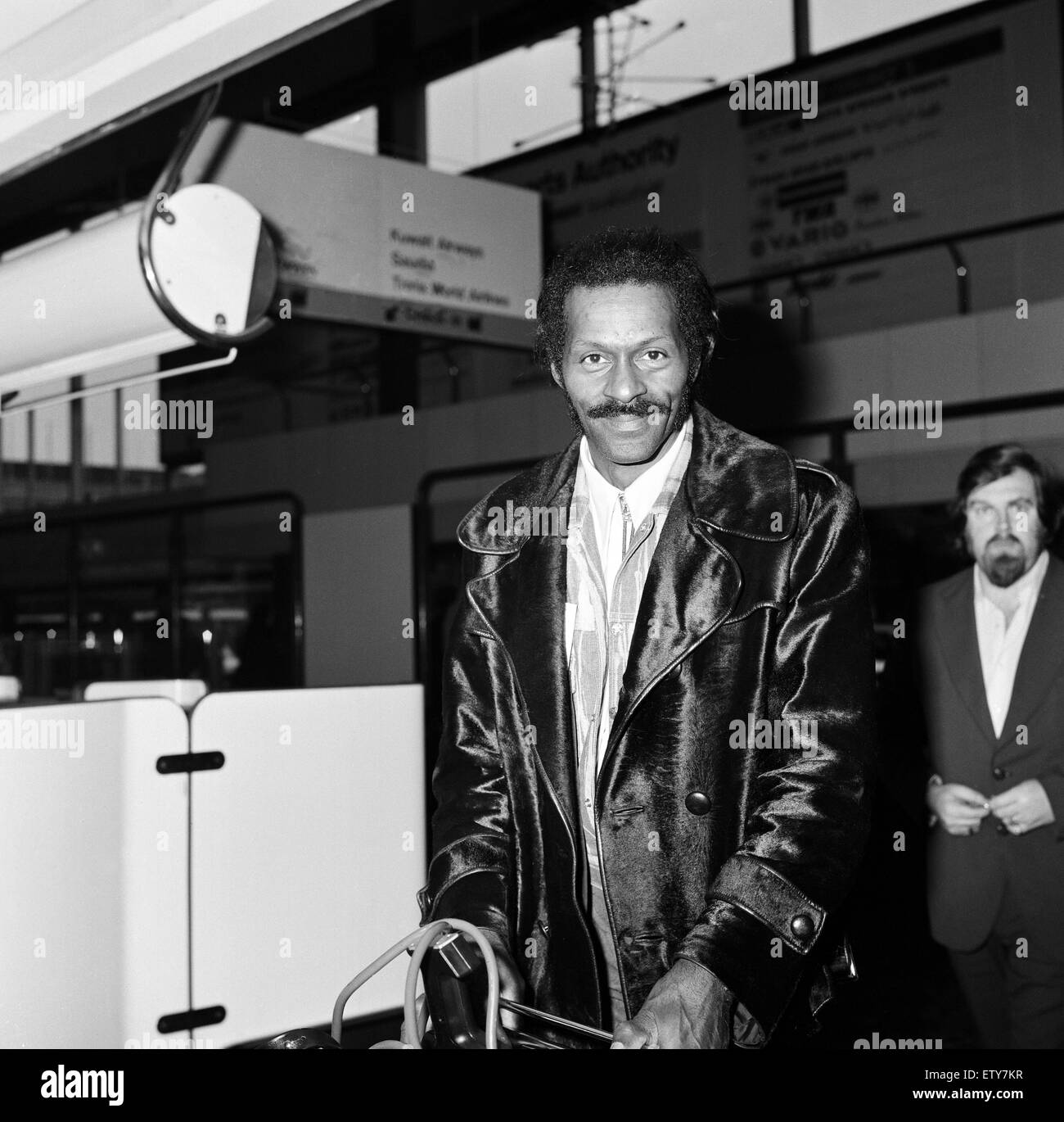 Chuck Berry arrivando all'aeroporto di Heathrow di Londra. Il 7 marzo 1975. Foto Stock