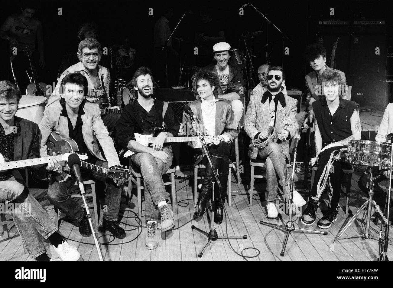 Carl Perkins montati se stesso un super gruppo di supporto al canale 4's Limehouse Studios per un programma televisivo "scarpe blu scamosciate'. Da sinistra a destra: Dave Edmunds, George Harrison, Carl Perkins, Eric Clapton, Rosanne Cash, Ringo Starr, Slim Jim Phantom. 21 Foto Stock