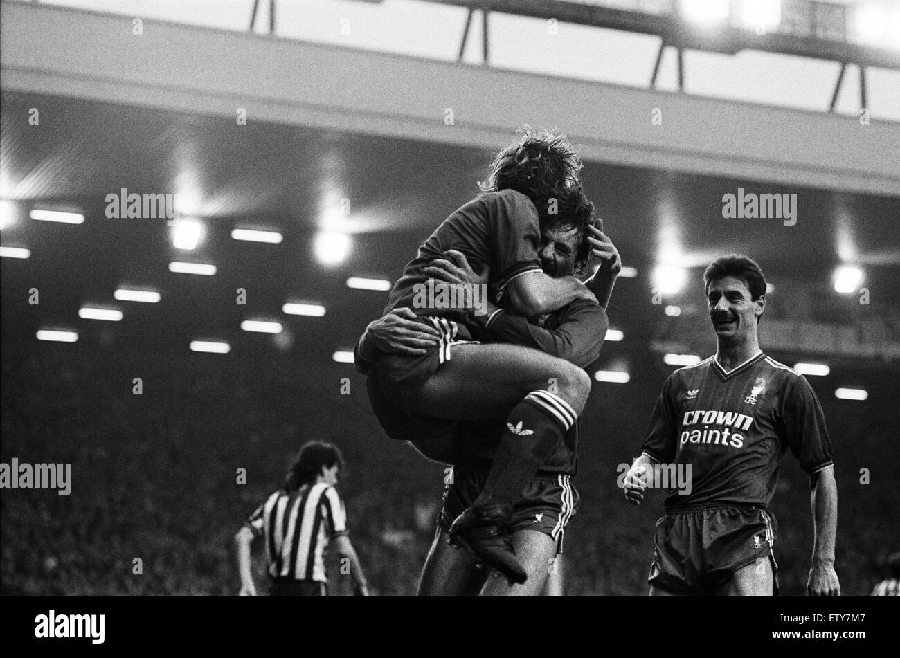 Liverpool 2 v Newcastle United 0 vecchia League Division One ad Anfield. (L'immagine mostra) Mark Lawrenson dà marcatore Paolo Walsh un grande abbraccio dopo il suo sciopero. 23 Gennaio 1987 Foto Stock