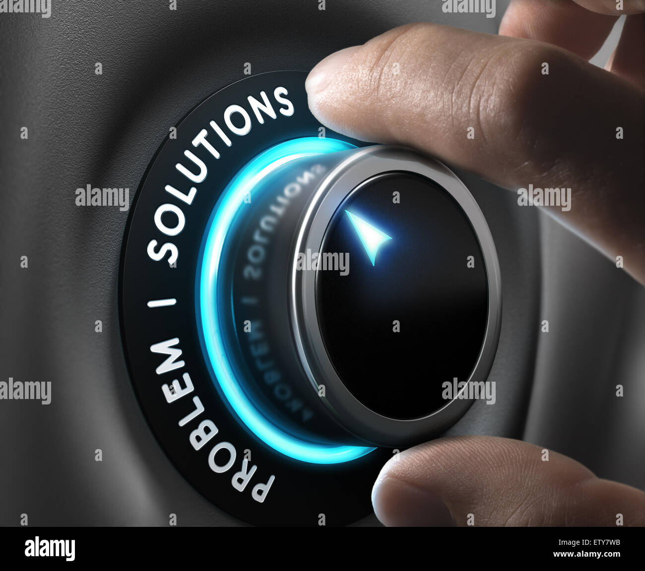 Soluzione switch posizionato sulla parola soluzioni su sfondo grigio con luci blu. Concetto di problem solving. Foto Stock