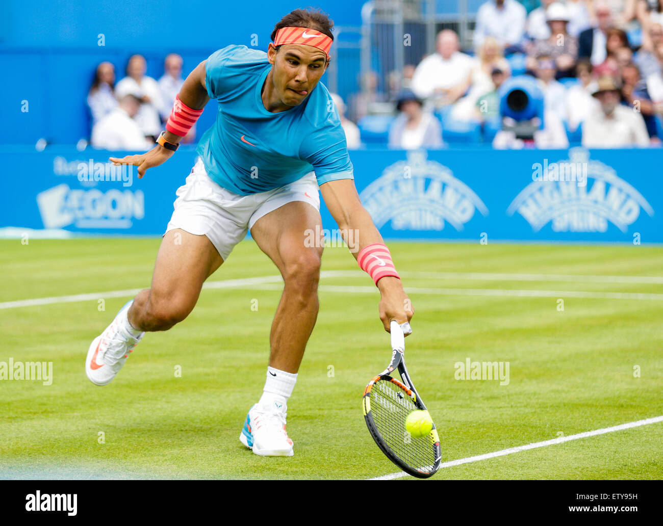 Londra, Regno Unito. 16 Giugno, 2015. Queens Aegon campionato di tennis. Rafa Nadal (ESP) versus Alexandr Dolgopolov (UKR), 1° round match. Rafa Nadal in azione Credit: Azione Plus sport/Alamy Live News Foto Stock